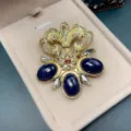 Detalle de la broche vintage barroco con piedras azules y pedrería brillante. - Estilo Flor de Lis Barroco Vintage (Y4-6-2982)