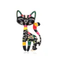 Detailansicht einer verspielten schwarzen Katzenbrosche aus Emaille mit bunten Blumenmustern - Schwarz