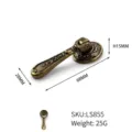 Detailansicht antiker Bronze-Schubladengriff mit Maßen 68mm und SKU-Nummer LS855 - Exquisiter Pendelgriff mit Reliefmuster (LS855)