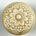 Großer floraler Keramik Möbelknopf, Vintage Schubladenknopf für Schrank und Kommode Hardware. - Cremegelb