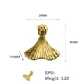 Detalle de un tirador de cajón dorado con forma de abanico, medida 34mm y 3,2g - Estilo Empotrado (LS2089-1)