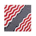 Détail montrant des rayures rouges ondulées et des étoiles blanches sur bandana en coton - Taille unique / Style Drapeau Flottant