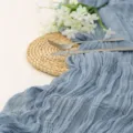 Elegante runner da tavola in garza azzurro con trama plissettata rustica per matrimoni - 90*300 / Blu Polvere