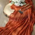 Elegante runner da tavolo in garza terracotta perfetto per decorazioni di matrimoni e feste. - 90*300 / Rust Color