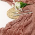 Runner da tavola in garza color rosa antico con trama stropicciata per matrimoni - 90*300 / Rosa pelle