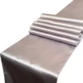 Eleganter silber-lilafarbener Satin-Tischläufer mit Saum für Hochzeit und Feiern - 30*275cm / Silbergrau