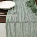Runner da tavola in garza verde salvia con trama stropicciata naturale per matrimoni - 90*300 / verde-grigio