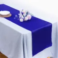 Chemin de table en satin bleu roi uni, décoration d'intérieur élégante et décoration de mariage. - Bleu foncé