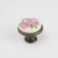 Vintage Keramik Möbelknopf mit rosa Rosen Motiv und antiker Bronzebasis für Schublade. - Rosa Drei Blumen / TCL334-2