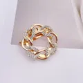 Detailansicht einer eleganten goldfarbenen Rundkettenbrosche mit funkelnden Kristallen - Gold