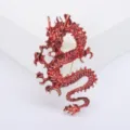 Detalle macro del broche de dragón de esmalte rojo vintage con escamas metálicas - Rojo