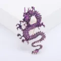 Primer plano detallado de broche de dragón de esmalte púrpura estilo vintage - Púrpura