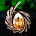 Elegant gold-tone brooch with a large pear-shaped amber crystal and rhinestones - Champagne