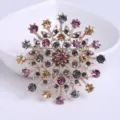 Détail macro d'une broche en cristal en forme de flocon avec pierres multicolores. - Style de Fleur Radiale Multicolore (AL645862613726)
