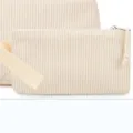 Detailansicht des hochwertigen beigen Cord-Materials an einem minimalistischen Beutel. - Einfarbig Beige