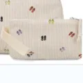 Cremefarbene Cord-Aufbewahrungstasche mit bunten Flip-Flop-Stickereien und Handschlaufe - Beige (Flip-Flops)