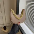 Elegante bolso sobaquero de fieltro beige con un patrón de cocodrilo y cadena dorada - Caqui