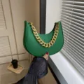 Elegante bolso hobo de fieltro verde con textura de cocodrilo y cadena dorada gruesa - Verde