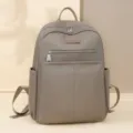 Stylischer taupebrauner Oxford-Stoff-Rucksack für Damen mit minimalistischem, lässigem Design - Khaki
