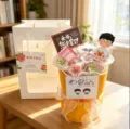 Dettaglio di un bouquet di fiori in ceramica di Jingdezhen fatto a mano in confezione regalo - Arancione