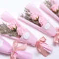 Elegante roze rozenboeketten met droogbloemen in cadeauverpakking met linten - Roze