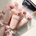 Elegant roze anjerbloemboeket cadeau verpakt in hoogwaardig roze papier met lint - Enkele Verpakking / Enkele Anjer (Lichtroze)