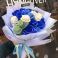 Blau weiße künstliche Rosen Blumenstrauß Geschenk für Abschluss Geburtstag Party Feier. - Handstrauß Modell D (Blau und Weiß)