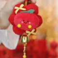 Pendentif décoratif festif en peluche rouge avec clochette dorée pour le Nouvel An - 苹苹安安毛球挂件