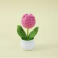 Handgefertigte rosa Häkel-Tulpe im weißen Topf für die Schreibtischdekoration als Geschenk - Tulpe Topfpflanze / Fuchsia