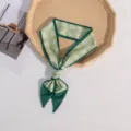 Foulard en soie à motif géométrique vert, ruban de sac élégant et accessoire de bandeau chic. - Vert Géométrique (WHAC219)