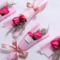Klein handgemaakt magenta zeeproosboeket met roze lint en droogbloemversiering - Rozerood