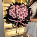 Heart-shaped preserved soap rose bouquet in black and pink wrapping for romantic gifts. - 33 Flowers Yixiao Qingxin Bouquet Bucket / Plum Sauce