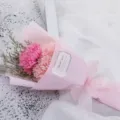 Klein kunstmatig roze anjerboeket met roze lint en gedroogde vulbloemen - 3 Stuks/Verpakking / Roze (3 Anjers)
