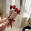 Handbediende set van vier rode gedroogde rozen in roze cadeauverpakking met linten - Enkele Verpakking / Enkele Roos (Helder Rood)