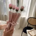 Prachtig handgehouden boeket van roze zeeproos met een elegante roze verpakking - Enkele Verpakking / Enkele Roos (Lichtroze)