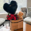 Bouquet de Fleurs de Rose avec Ours en Peluche Cadeau de Saint Valentin Anniversaire - 11 roses rouges style sac cadeau + ballon noir