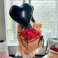 Coffret cadeau de fleurs de roses d'ours en peluche romantique Saint-Valentin pour femme - 19 roses rouges style sac cadeau + ballon noir