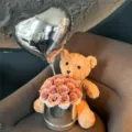 Coffret cadeau ours en peluche et bouquet de roses avec ballon cœur argenté pour la Saint-Valentin. - Boîte de 11 roses cappuccino dévotion + ballon argenté