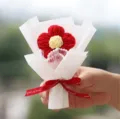 Mini bouquet di fiori all'uncinetto fatto a mano, simpatico fiore in filato per compleanno. - Bouquet di singolo fiore all'uncinetto rosso