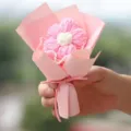 Mini mazzo di fiori all'uncinetto fatto a mano in rosa, regalo perfetto per compleanni ed eventi. - Bouquet di singolo fiore all'uncinetto rosa
