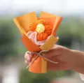 Piccolo bouquet di fiori lavorati a maglia, regalo creativo fiore all'uncinetto vista variante. - Bouquet di singolo fiore all'uncinetto arancione