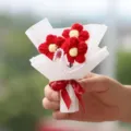 Bouquet di fiori in miniatura lavorato a mano regalo di compleanno per decorazione - Bouquet di tre fiori all'uncinetto rossi