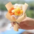 Bouquet di fiori all'uncinetto fatto a mano in lana lavorata mini regalo decorazione casa - Bouquet di tre fiori all'uncinetto arancioni