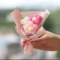 Piccolo bouquet di fiori lavorati all'uncinetto in lana con perle per regalo speciale - Set di 3 piccoli bouquet all'uncinetto rosa