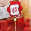 Pendentif festif en peluche rouge en forme de fleur avec caractère de prospérité - 发财暴富毛球挂件