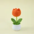 Handgestrickte orangefarbene Häkel-Tulpe im weißen Keramiktopf für Dekoration - Tulpe Topfpflanze / Orange