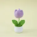 Handgefertigte lila gehäkelte Tulpe im weißen Topf, ideal für die Tischdekoration zu Hause. - Tulpe Topfpflanze / Hellviolett