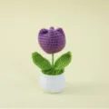 Handgefertigte lila Häkel-Tulpe im weißen Mini-Topf für die Büro-Schreibtisch-Deko - Tulpe Topfpflanze / Dunkellila