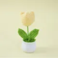 Handgefertigte gehäkelte gelbe Tulpe im Topf für die Schreibtischdekoration zu Hause - Tulpe Topfpflanze / Milchgelb