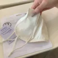 Masque de protection UV 3D en soie glacée crème avec détail de logo flocon de neige - Style Court Blanc Crème